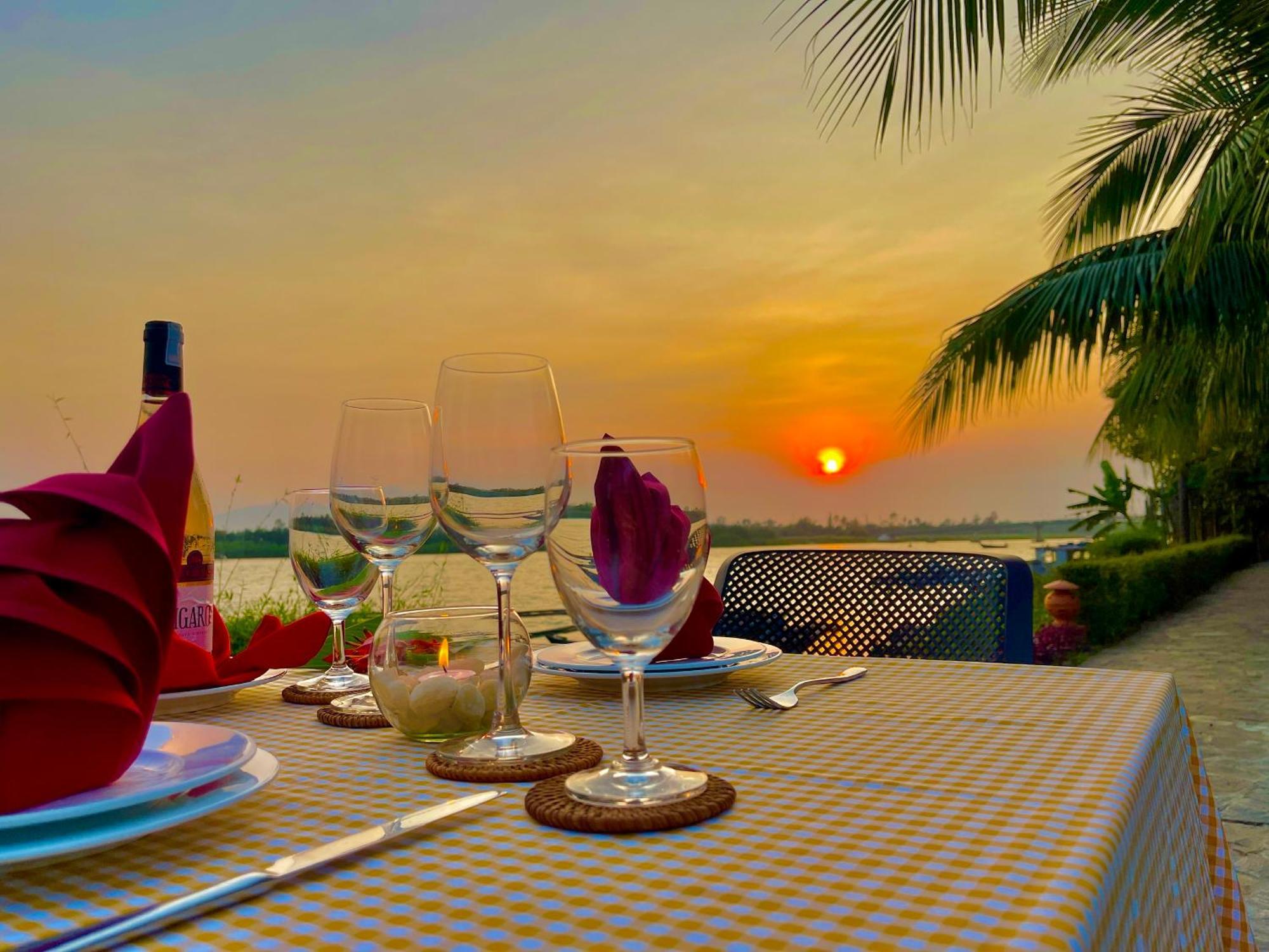 Bel Marina Hoi An Resort Екстер'єр фото Sunset at the Riverine Restaurant