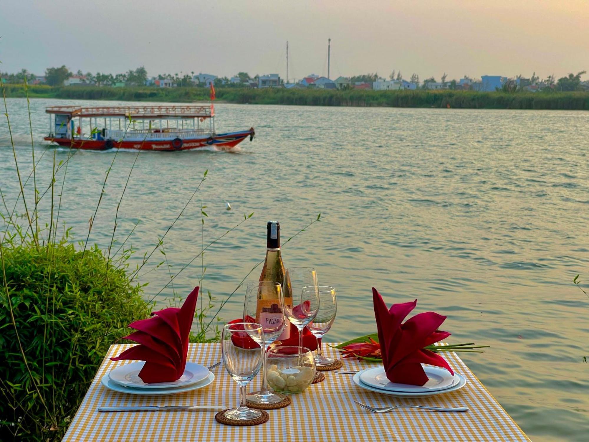 Bel Marina Hoi An Resort Екстер'єр фото Sunset at the river