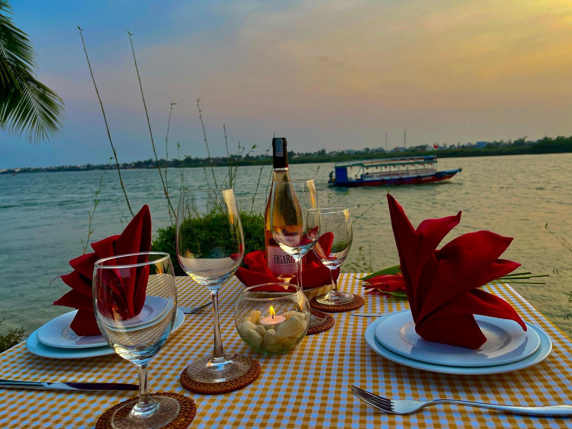Bel Marina Hoi An Resort Екстер'єр фото Sunset dinner at the beach