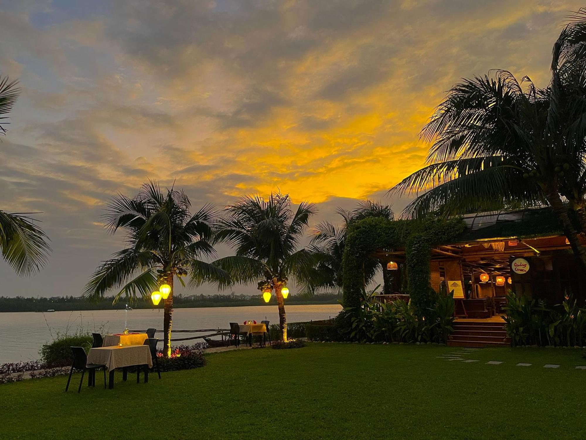 Bel Marina Hoi An Resort Екстер'єр фото Sunset at the Riverview Bar