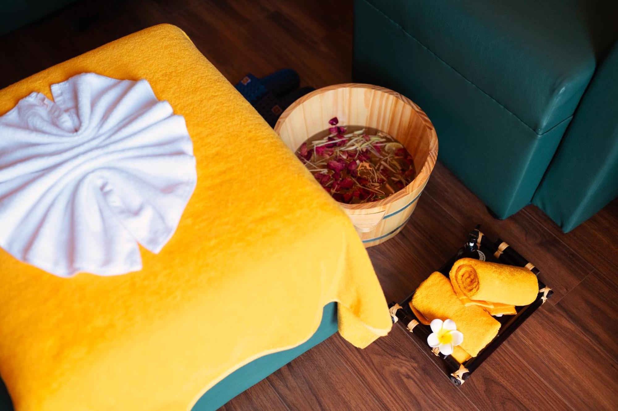 Bel Marina Hoi An Resort Екстер'єр фото A spa treatment