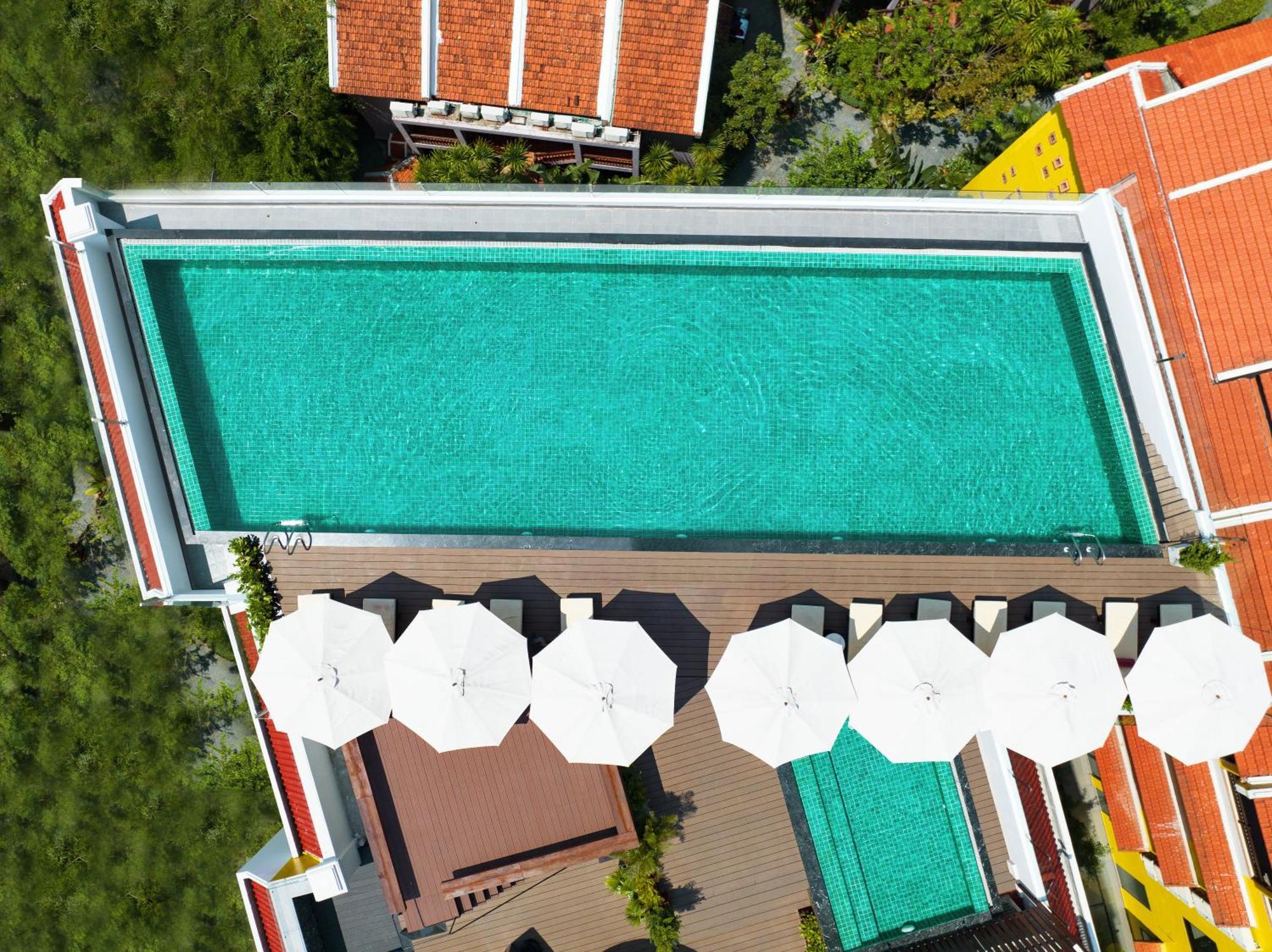 Bel Marina Hoi An Resort Екстер'єр фото Aerial view of a rooftop pool