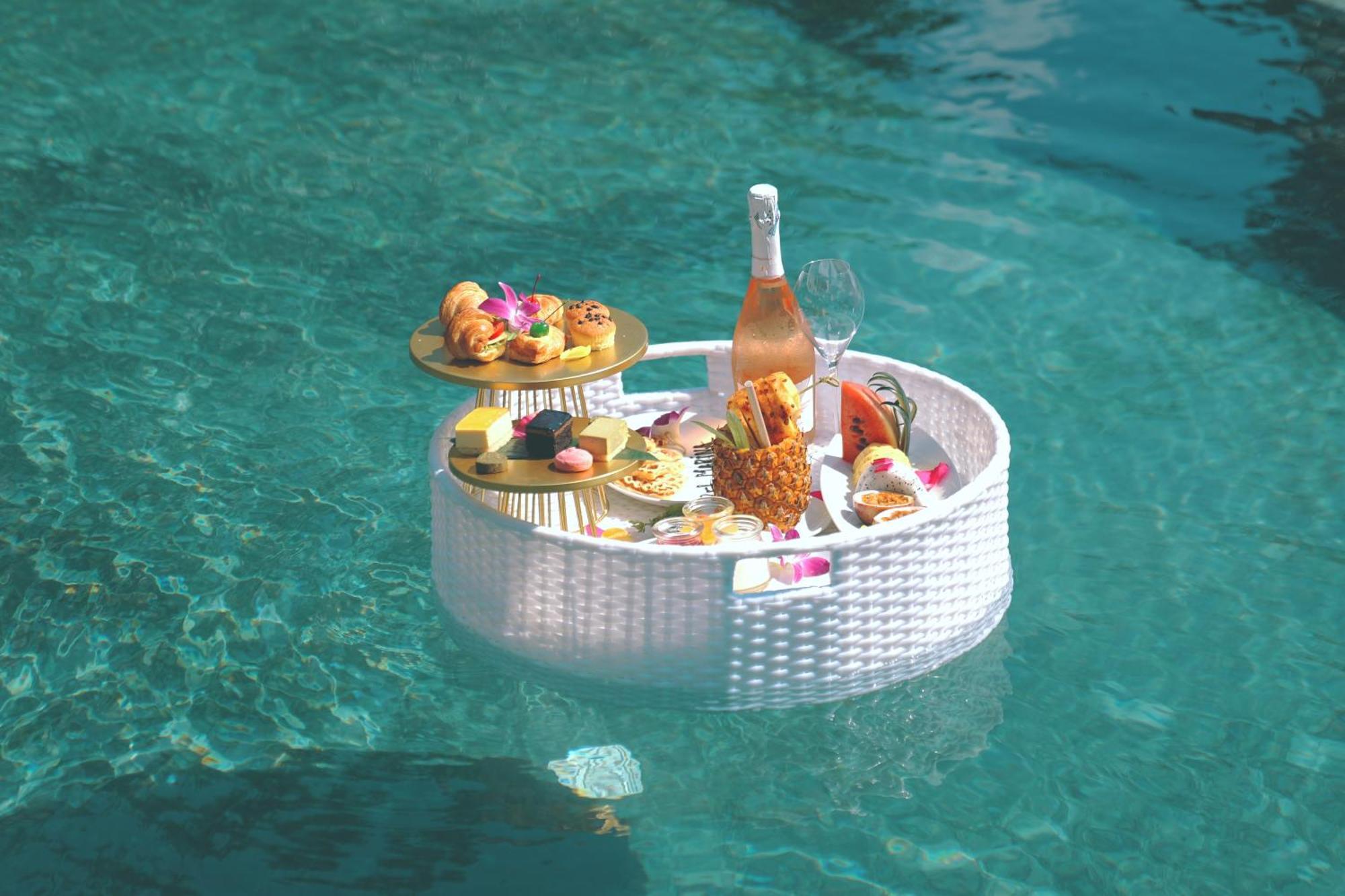 Bel Marina Hoi An Resort Екстер'єр фото A floating poolside bar