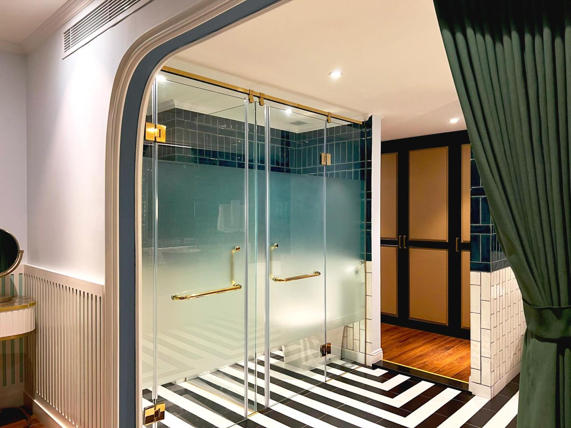 Bel Marina Hoi An Resort Екстер'єр фото A shower enclosure